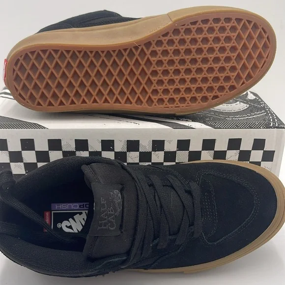 Vans WMNS Skate Half Cab Black/Gum
VN0A5FCDB9M
Sneakers - Picture 3 of 16